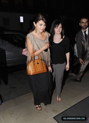normal_selena-gomez-031