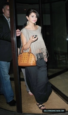 normal_selena-gomez-046 - 07-05-11  Selena Gomez leaving Nobu Restaurant in London