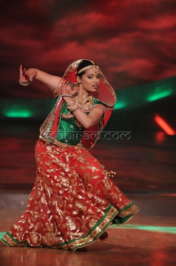 rani-mukherji-and-shiamak-davar-on-dance-premier-league-jpg