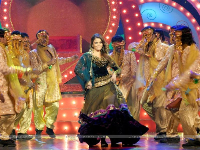 102601-aishwarya-rai-dancing-at-zee-tv-diwali-show