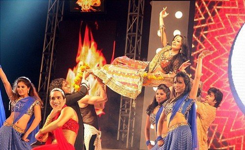 Celina-Jaitley-Country-Club-New-Year-Eve-performance