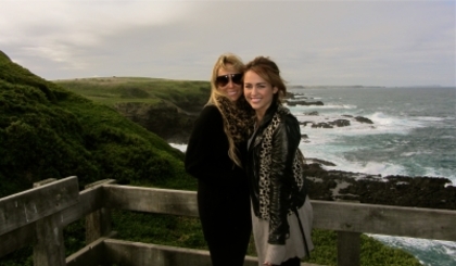 Cu Mom;:X - Miley new twitter Pics