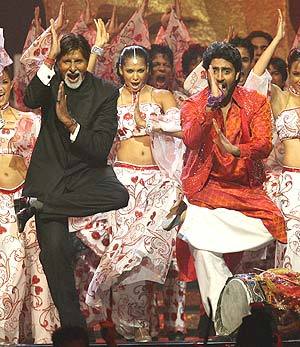 glitteart_amitabh_abhishek_iifa_20070625
