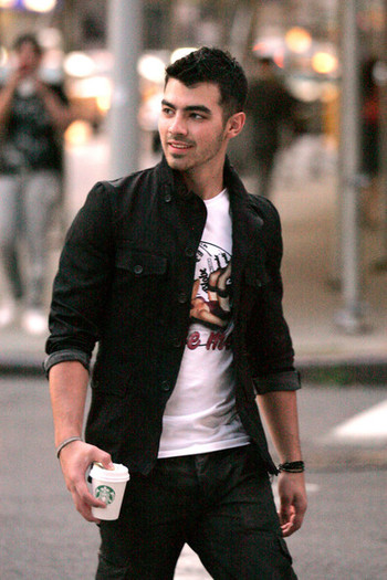 Joe+Jonas+joe+Jonas+Starbucks+1PfhI-tYVO8l