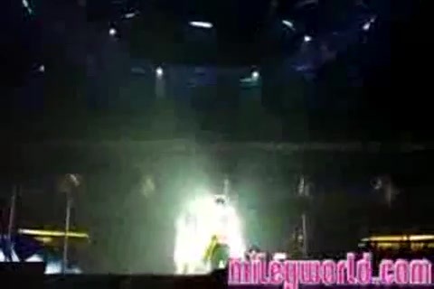 mileyWorld - Miley singing with Nick [Live] (144) - MileyWorld - Miley singing with Nick Jonas live - Captures 1