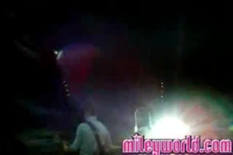 mileyWorld - Miley singing with Nick [Live] (418) - MileyWorld - Miley singing with Nick Jonas live - Captures 1