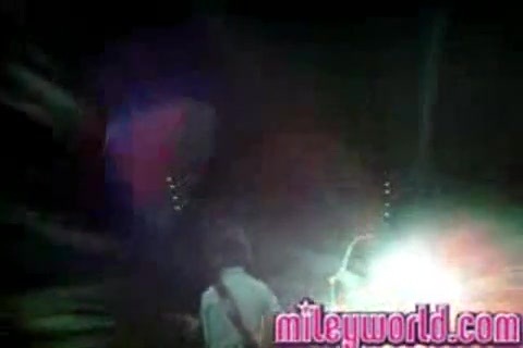 mileyWorld - Miley singing with Nick [Live] (431) - MileyWorld - Miley singing with Nick Jonas live - Captures 1