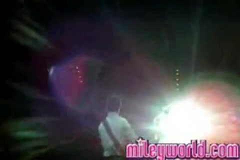 mileyWorld - Miley singing with Nick [Live] (438) - MileyWorld - Miley singing with Nick Jonas live - Captures 1