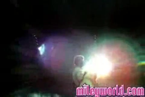 mileyWorld - Miley singing with Nick [Live] (483) - MileyWorld - Miley singing with Nick Jonas live - Captures 1