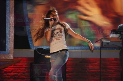normal_006 - MileyWorld - August 03rd 2008 - Teen Choice Awards - Rehearsals