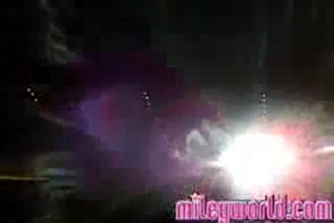 mileyWorld - Miley singing with Nick [Live] (1294) - MileyWorld - Miley singing with Nick Jonas live - Captures 3