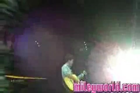 mileyWorld - Miley singing with Nick [Live] (1356) - MileyWorld - Miley singing with Nick Jonas live - Captures 3