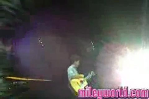 mileyWorld - Miley singing with Nick [Live] (1357) - MileyWorld - Miley singing with Nick Jonas live - Captures 3