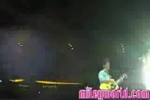 mileyWorld - Miley singing with Nick [Live] (1362) - MileyWorld - Miley singing with Nick Jonas live - Captures 3