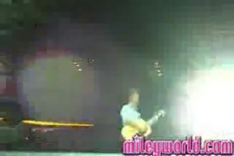 mileyWorld - Miley singing with Nick [Live] (1363) - MileyWorld - Miley singing with Nick Jonas live - Captures 3