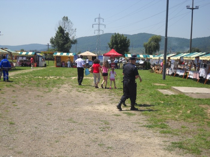 TREI DOAMNE SI TOTI TREI - EXPOZITIE CU VANZARE DE PRODUSE ECOLOGICE DE LA CLUJ