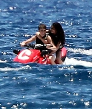 gfdhuk - Justin Bieber and Selena Gomez in Hawaii