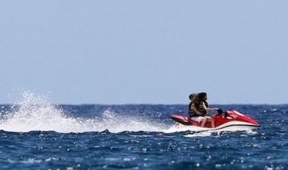 htyju - Justin Bieber and Selena Gomez in Hawaii