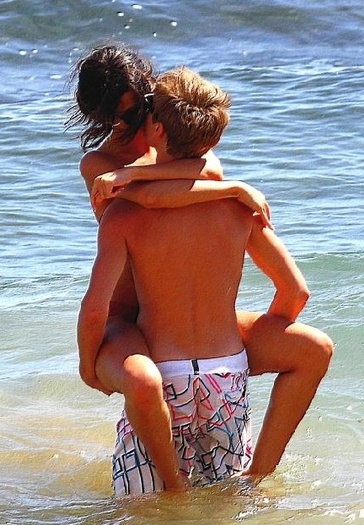thjjdxfgrb - Justin Bieber and Selena Gomez in Hawaii