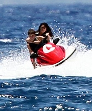 truj8k9o8 - Justin Bieber and Selena Gomez in Hawaii