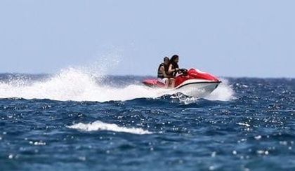 ytejui9 - Justin Bieber and Selena Gomez in Hawaii