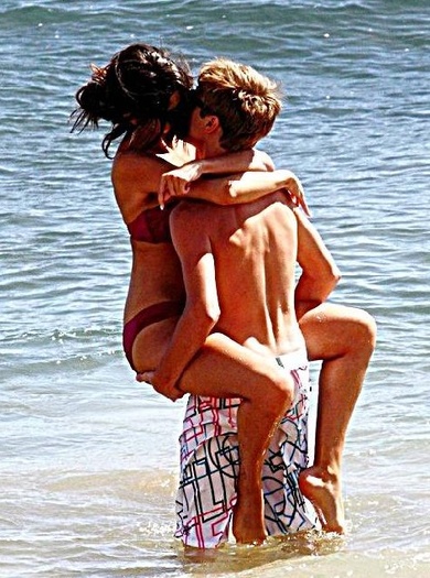 just sell - Justin Bieber and Selena Gomez in Hawaii