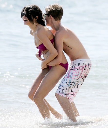 htfhyj - Justin Bieber and Selena Gomez in Hawaii