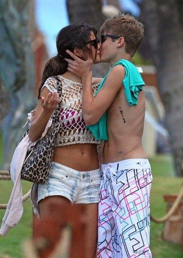 htgjhj - Justin Bieber and Selena Gomez in Hawaii