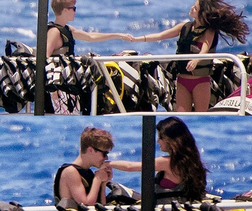 htjfjruyk - Justin Bieber and Selena Gomez in Hawaii