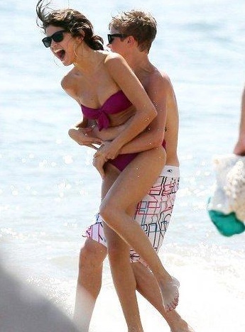 jgfjukjuklcm - Justin Bieber and Selena Gomez in Hawaii