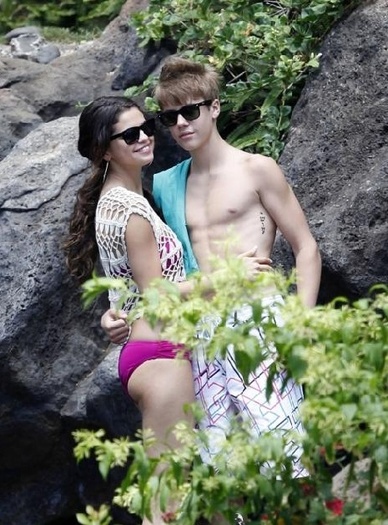 jmnthymj - Justin Bieber and Selena Gomez in Hawaii