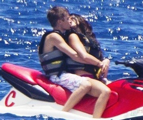 jygkuikluu - Justin Bieber and Selena Gomez in Hawaii