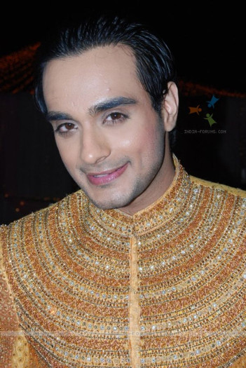 33101-angad-hasija-looking-hot