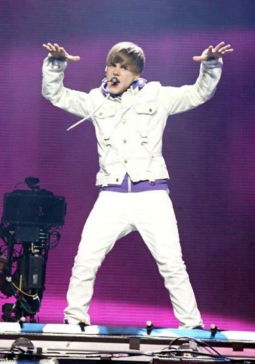 00 - poze miley si justin bieber in concert