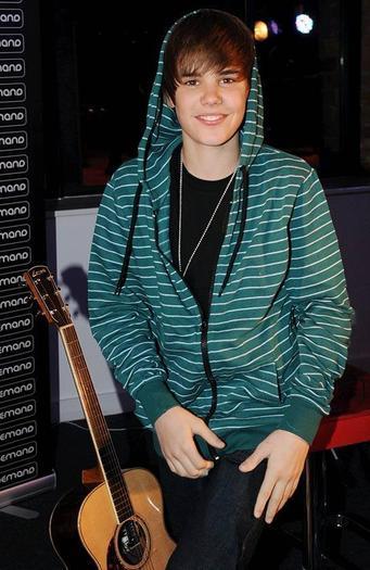 Justin_Bieber_1267178288_2[1] - justin bieber poze frumoase