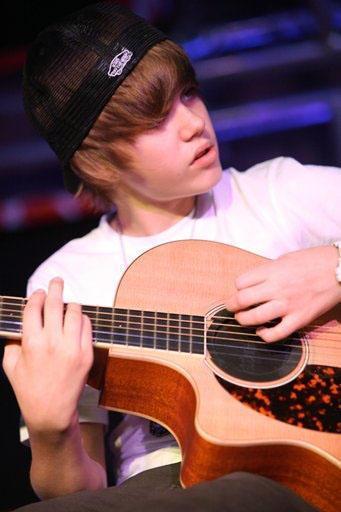 Justin-Bieber-1276265,859787,18 - Justin Bieber