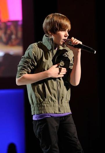 Justin-Bieber-1276265,942773,29