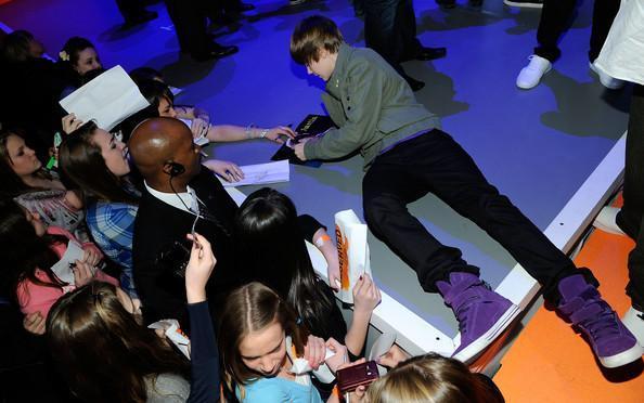 Justin-Bieber-1276265,942774,29