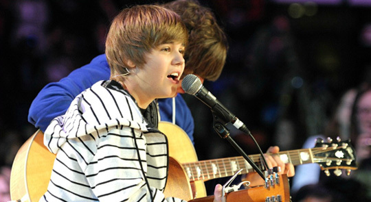 justin-bieber-love-me-th1[1] - Justin Bieber