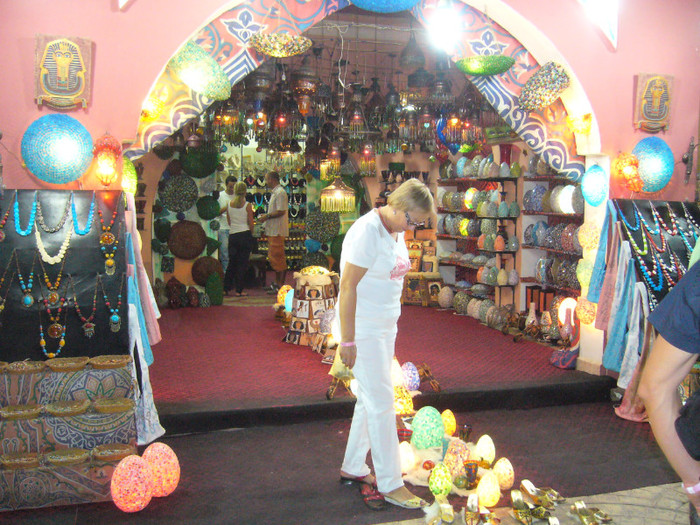 la Bazar la cumpàraturi