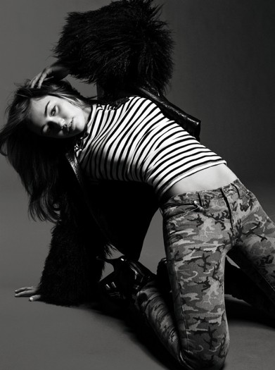 normal_Miley_Cyrus_Carter_Smith_Photoshoot_2009_for_Elle_03