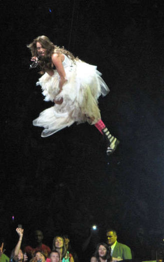 Miley-Cyrus-poze-turneu-Wonder-World[1]