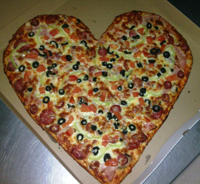 pizza gustoasa in forma de inima