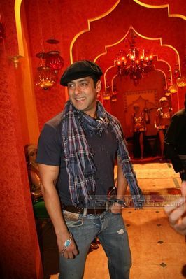 SALMAN4 - SALMAN KHAN POZE NOIIIII