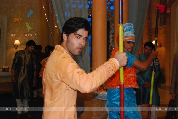 105400-kinshuk-as-viren-doing-bhangra-in-chand-chupa-badal-mein