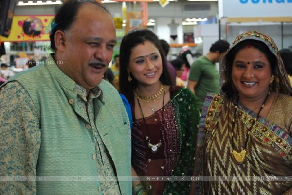 33285-sadhna-with-her-mamaji-and-mamiji - Sapna Babul Ka Bidaai-Culoarea fericirii
