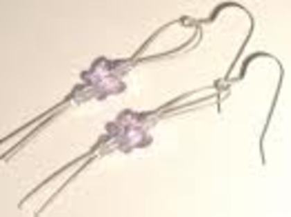 ia in timp ce zicea lua un cutit da lara a vazuto si sa dus repede