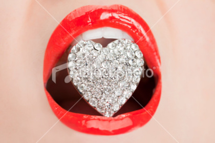 istockphoto_15322200-sexy-red-lips-and-diamonds - Buze