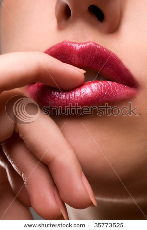 stock-photo-closeup-of-sensual-red-lips-35773525 - Buze