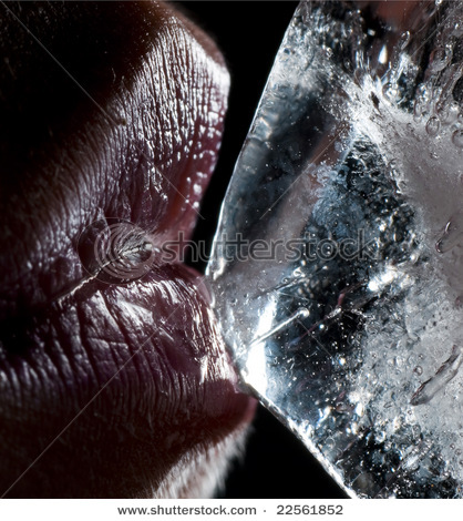 stock-photo-closeup-of-wet-lips-kissing-ice-22561852 - Buze